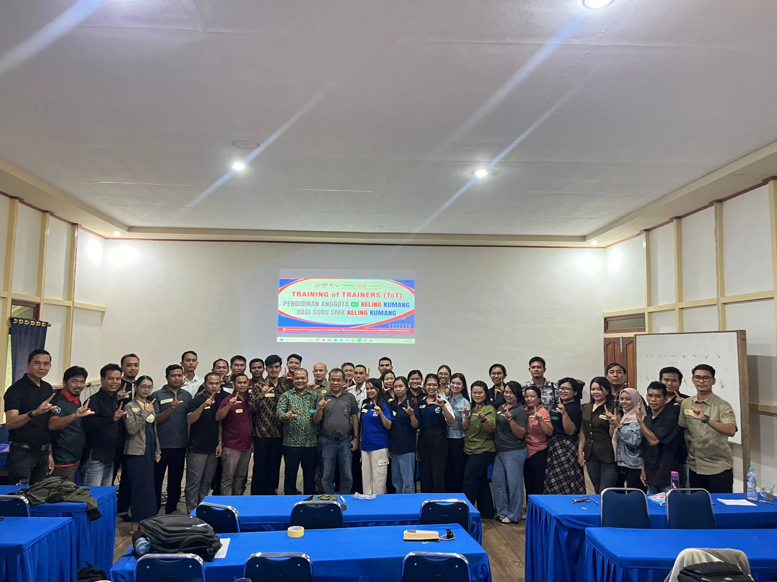 Peserta Training of Trainers (TOT) Pendidikan Anggota bagi dosen dan civitas akademika ITKK berfoto bersama di Rumah Bersama Taman Kelampiau, Sekadau, Minggu–Senin, 6–7 September 2026.